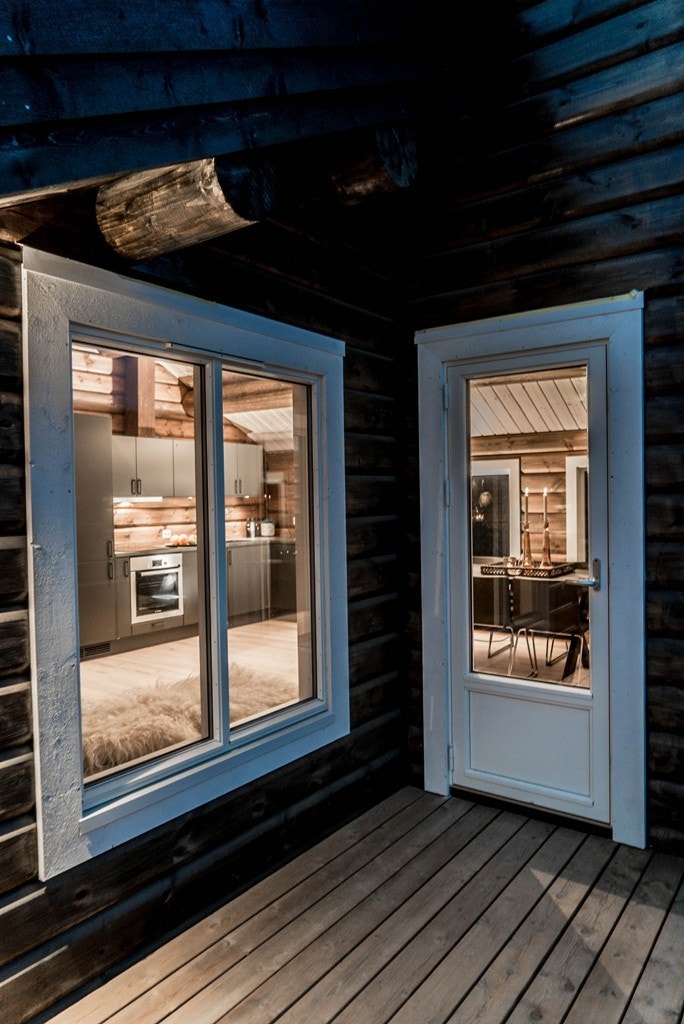 Utgang til sol- og utsiktsvendt balkong fra stuen Galleribilde