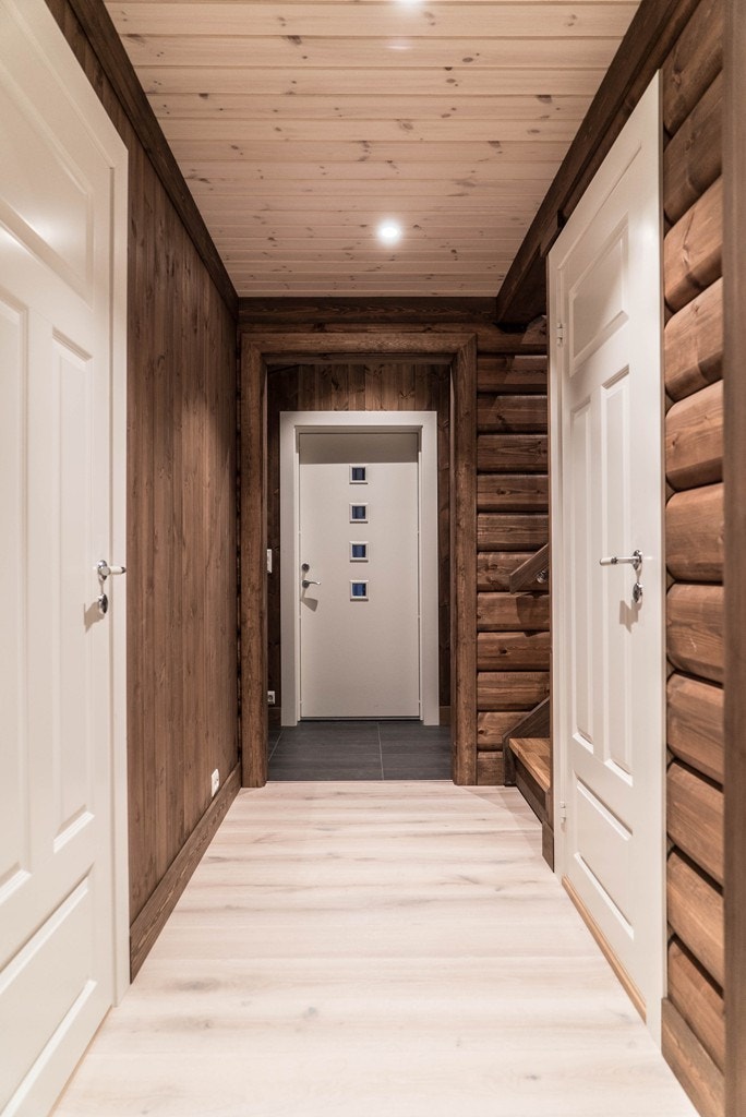 I gangen er det spotbelysning i taket Galleribilde