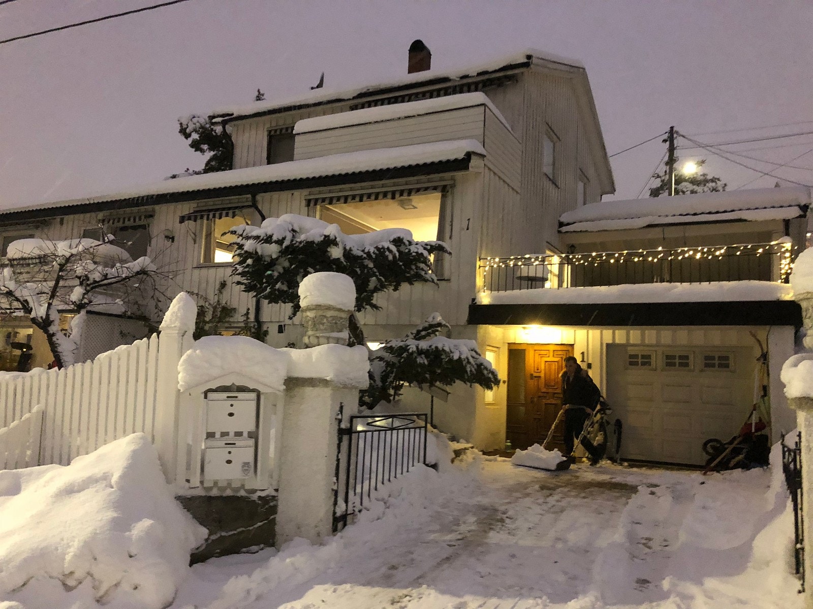 Eneboligen vinter Galleribilde