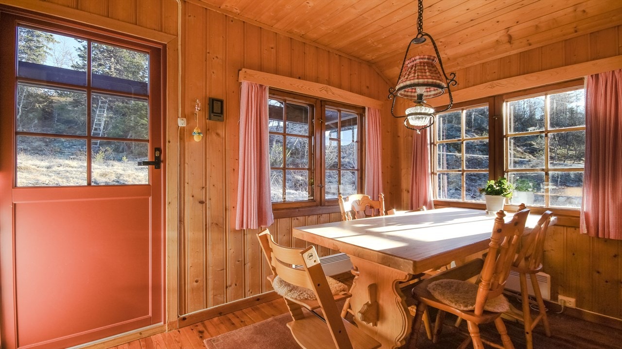 Hyggelig og lyst kjøkken med god spiseplass. Galleribilde