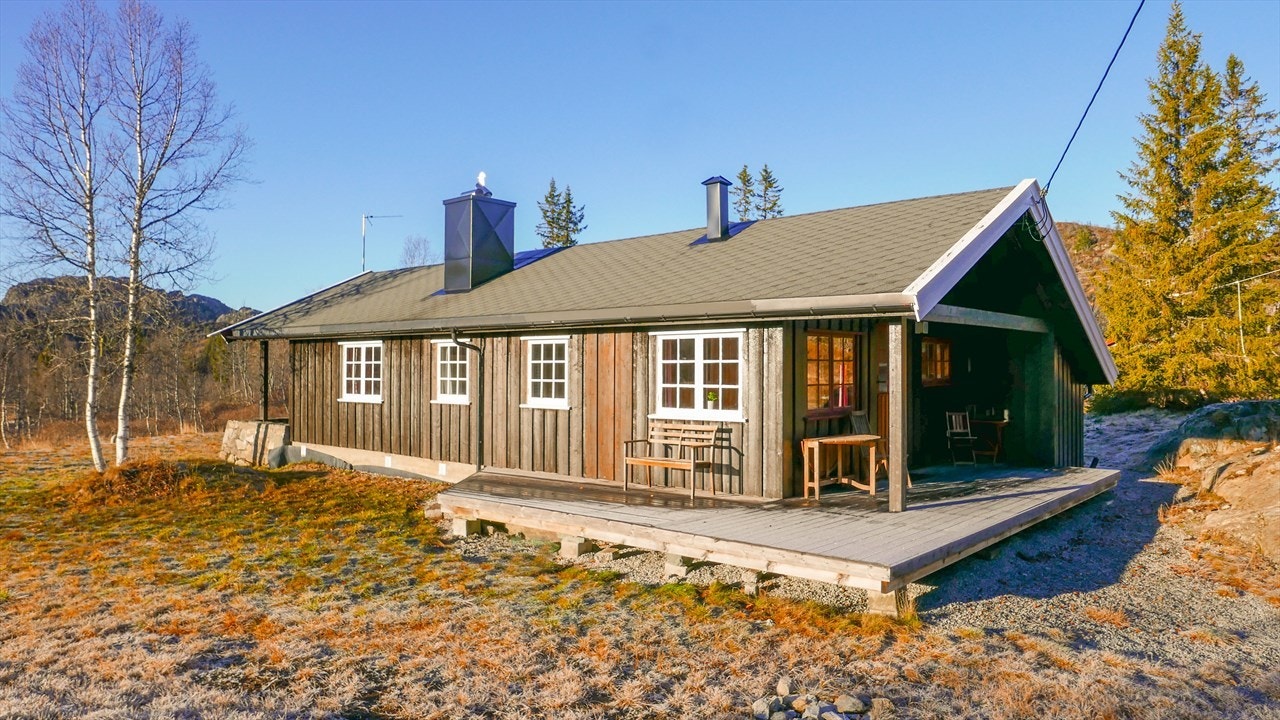 Utgang til delvis overbygget terrasse fra kjøkkenet. Galleribilde