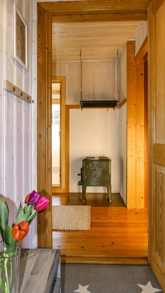 Illsted i gangen gir god og effektiv oppvarming i tillegg til
elektrisistet. Praktisk vindfang i forkant av den romslige gangen. Galleribilde