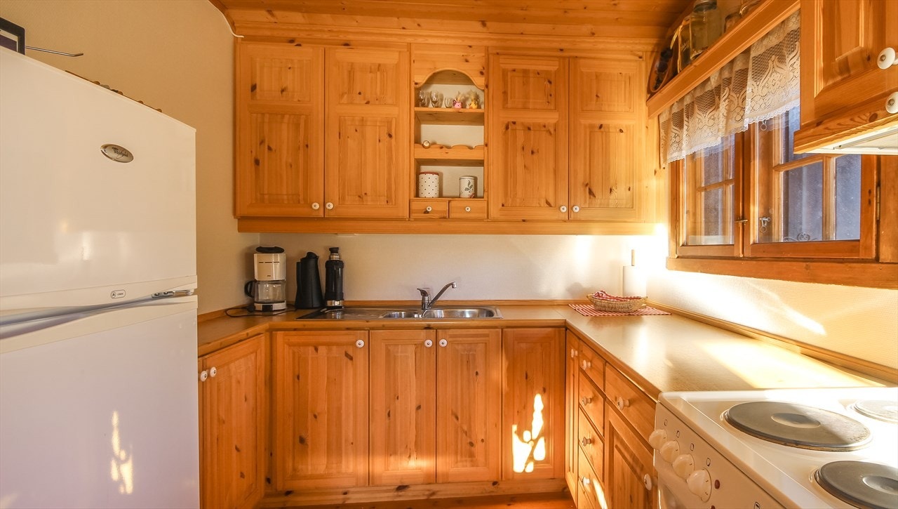 Kjøkkeninnredning i heltre med god skapplass. Galleribilde