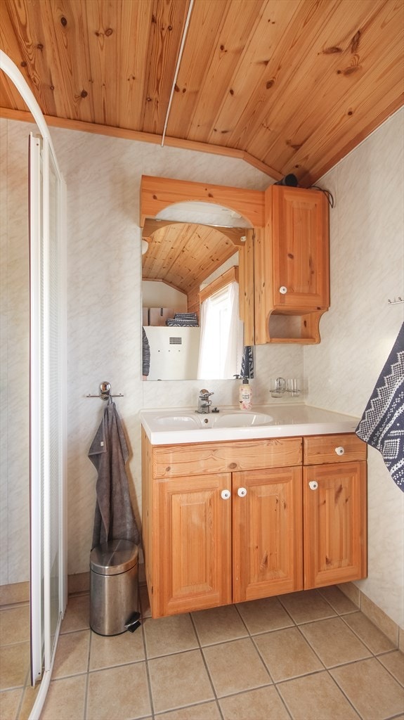 Lyst og pent bad med varmekabler på flislagt gulv. Dusjhjørne og vannklosett. Nytt vindu fra 2016. Galleribilde