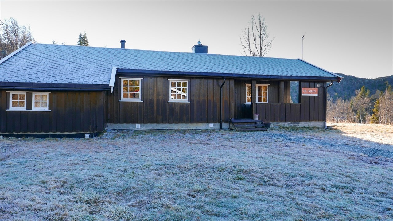 Hytta sett fra øst med soverom og bod lengst til venstre. Stue og overbygget terrasse til høyre Galleribilde