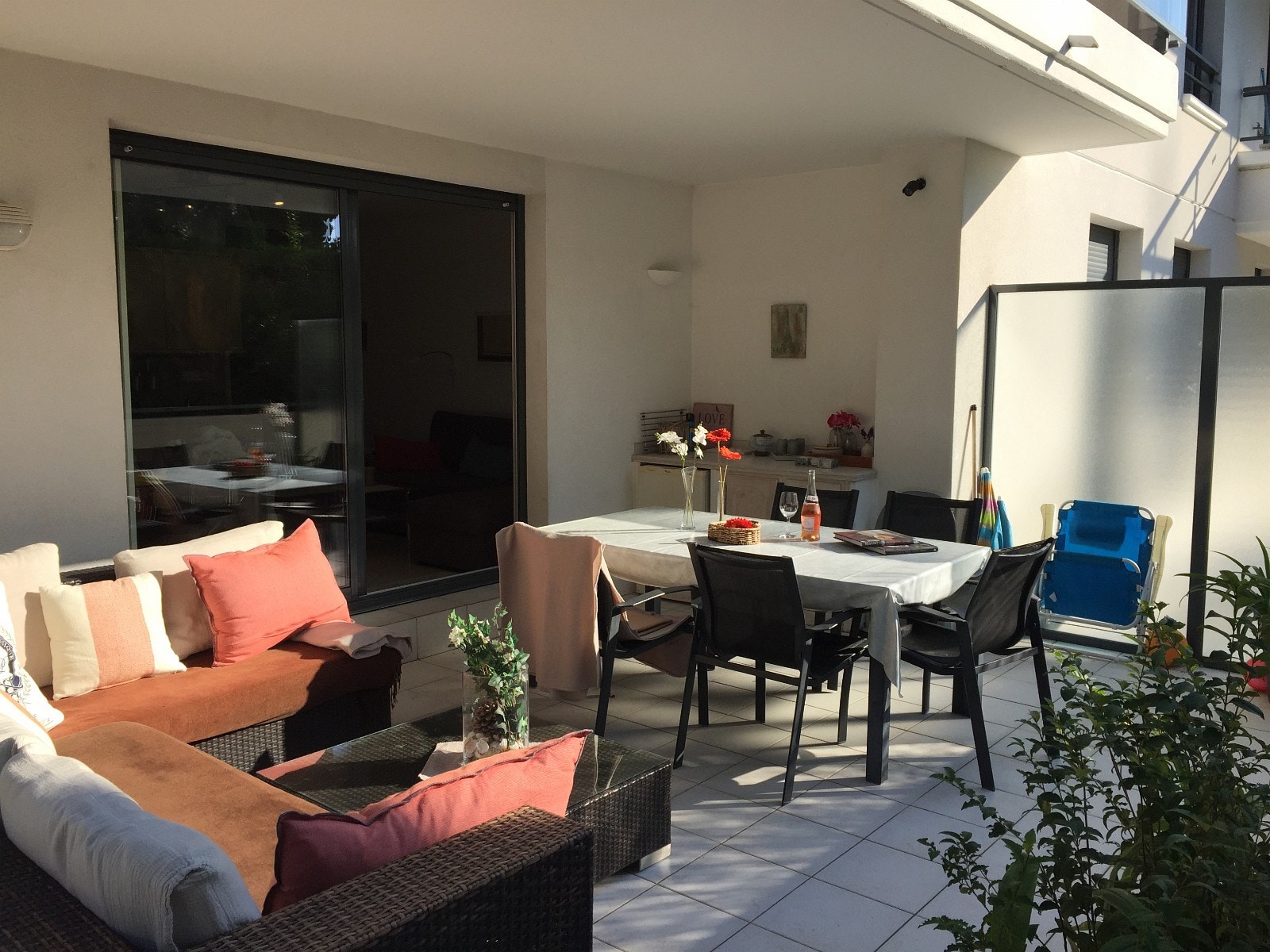 Overbygget terrasse skjermer for sol og regn Galleribilde