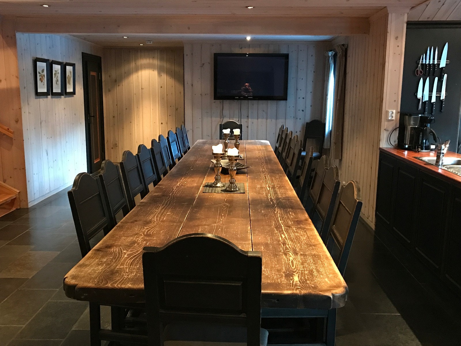 Plass til 21 personer rundt spisebordet. Galleribilde
