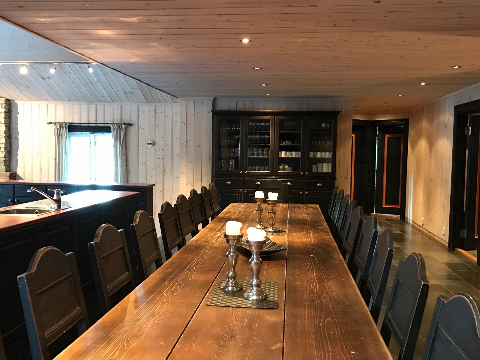 Spisebord plass til 21 pers. Galleribilde