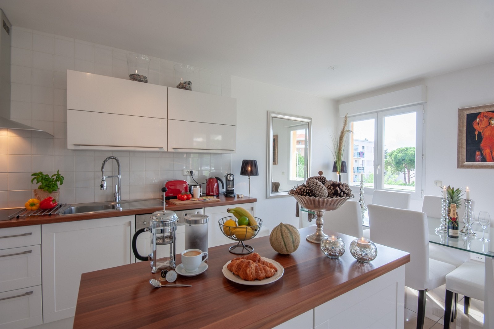 Flott kjøkken med stor plass Galleribilde