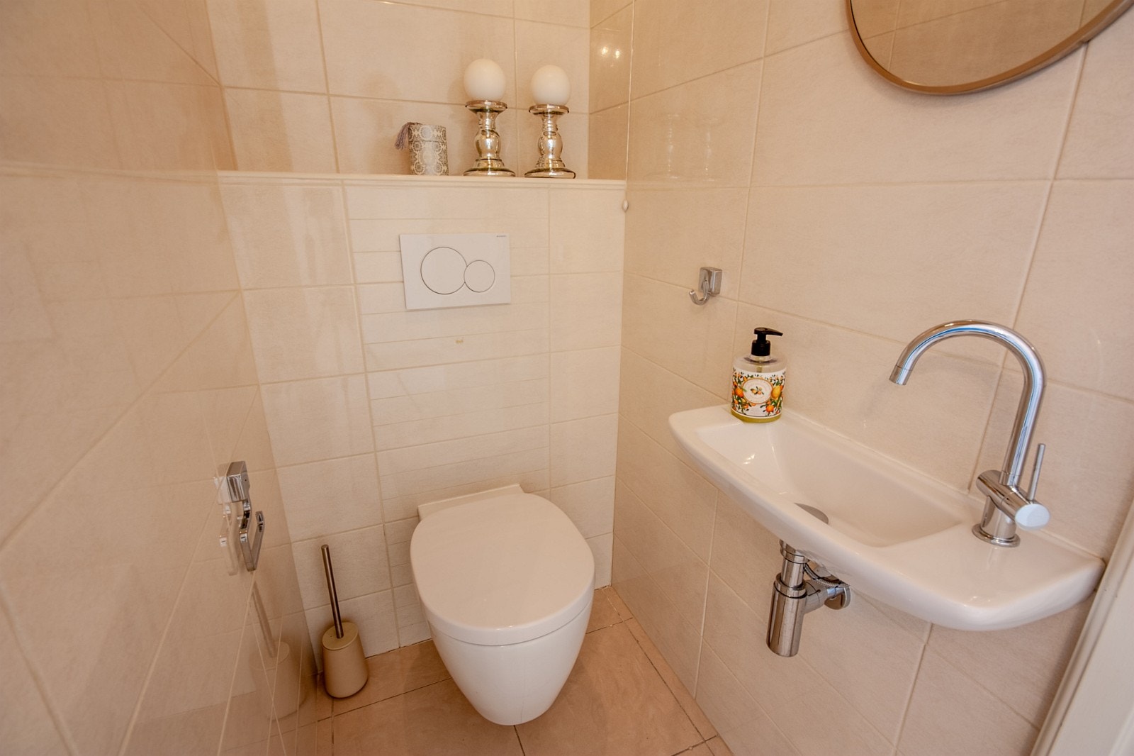 Separat toalett med vask Galleribilde