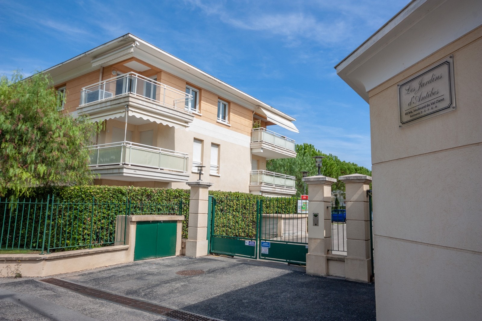 Inngangsparti til komplekset Galleribilde