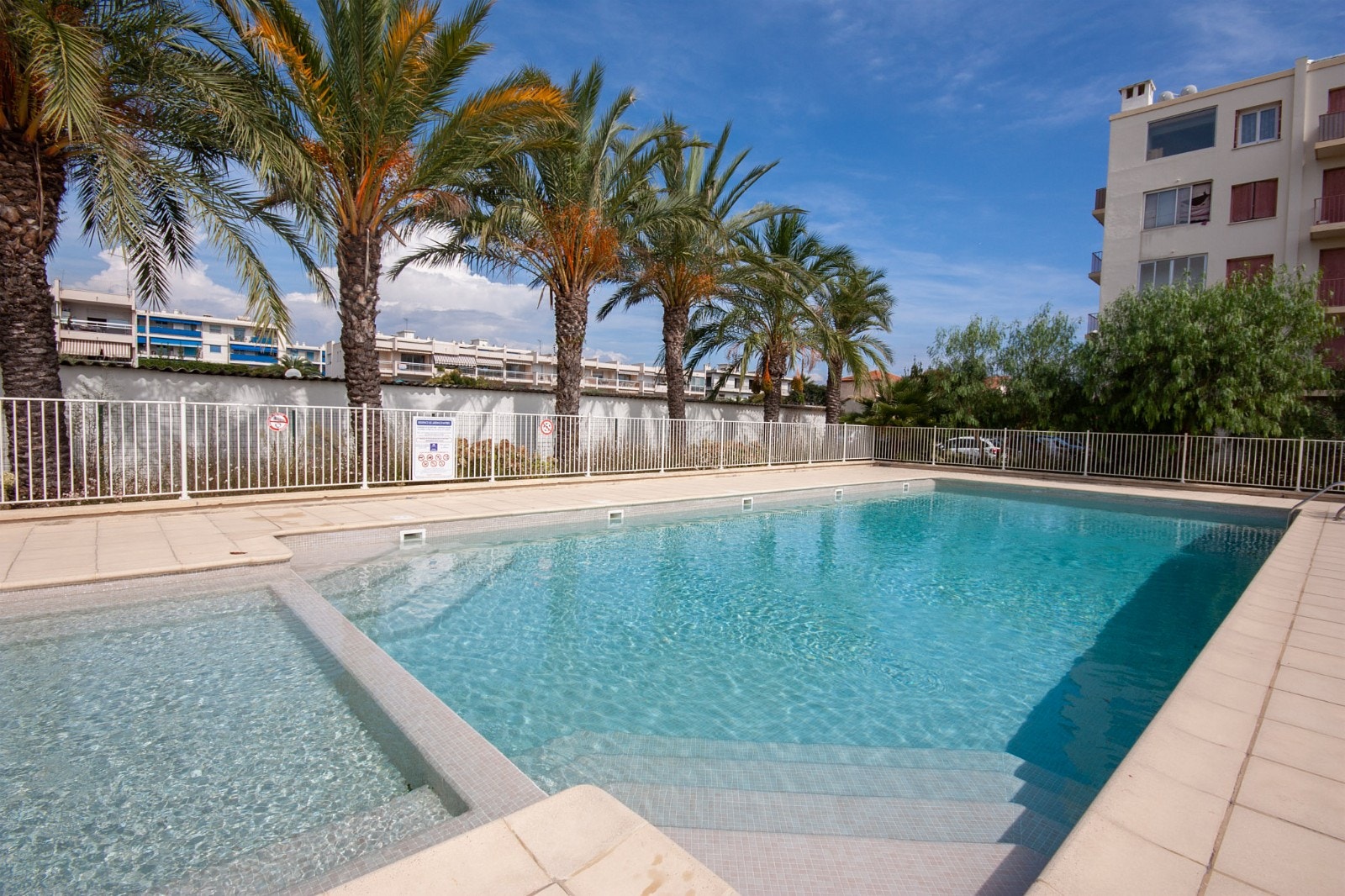 Stort, flott fellesbasseng Galleribilde