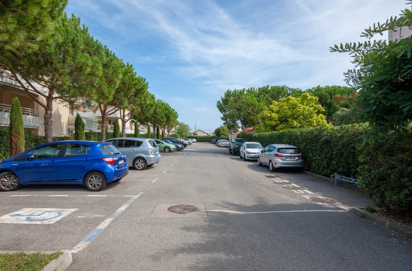 God parkering innenfor lukket port Galleribilde