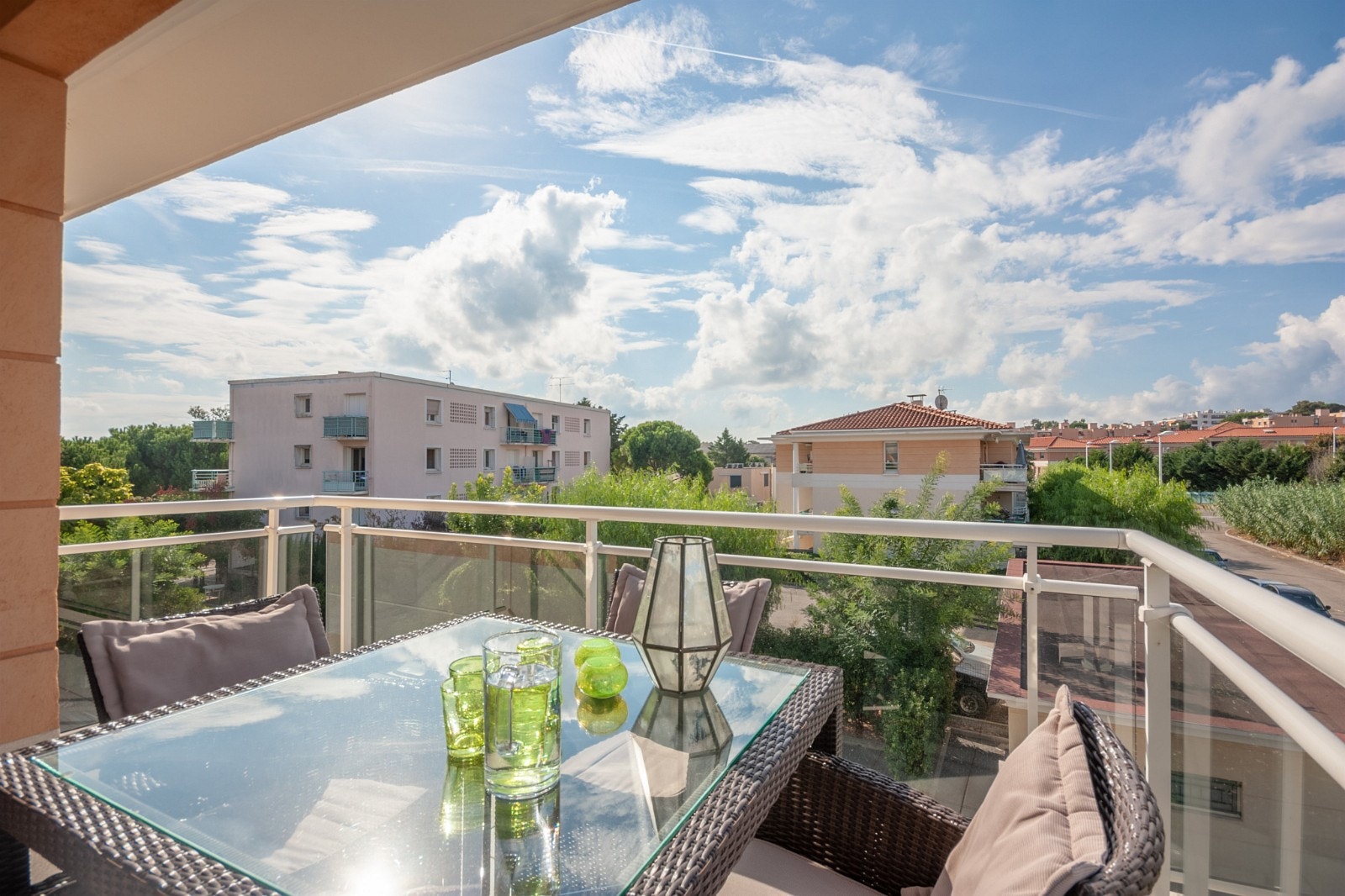 Terrassen har plass til 6 personer Galleribilde