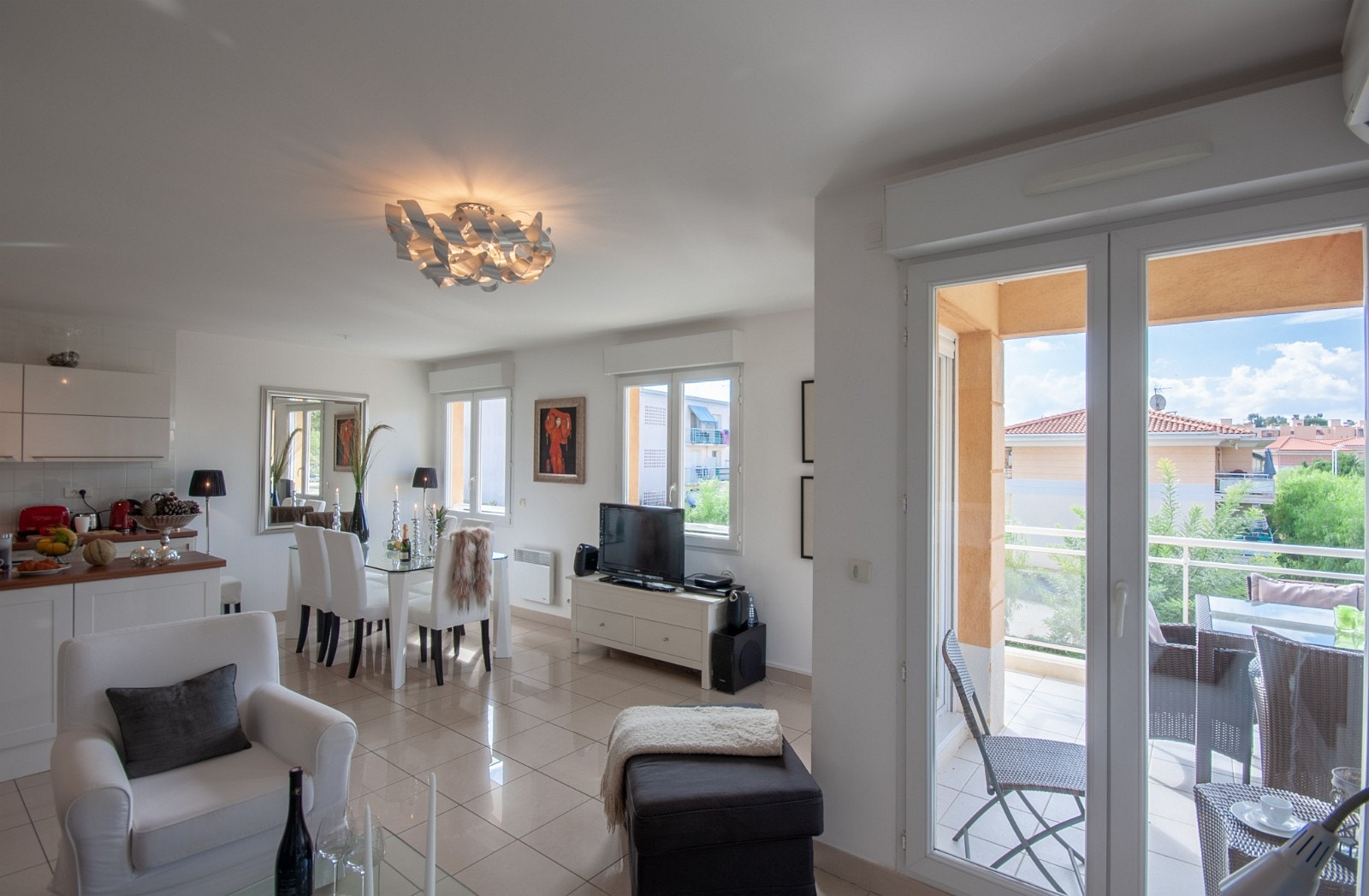 Åpen og lys stue og kjøkken Galleribilde