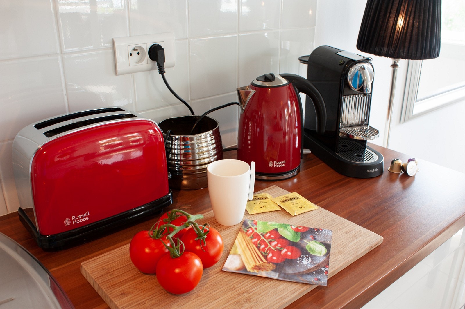 Velutstyrt kjøkken; bl.a Nespresso maskin Galleribilde