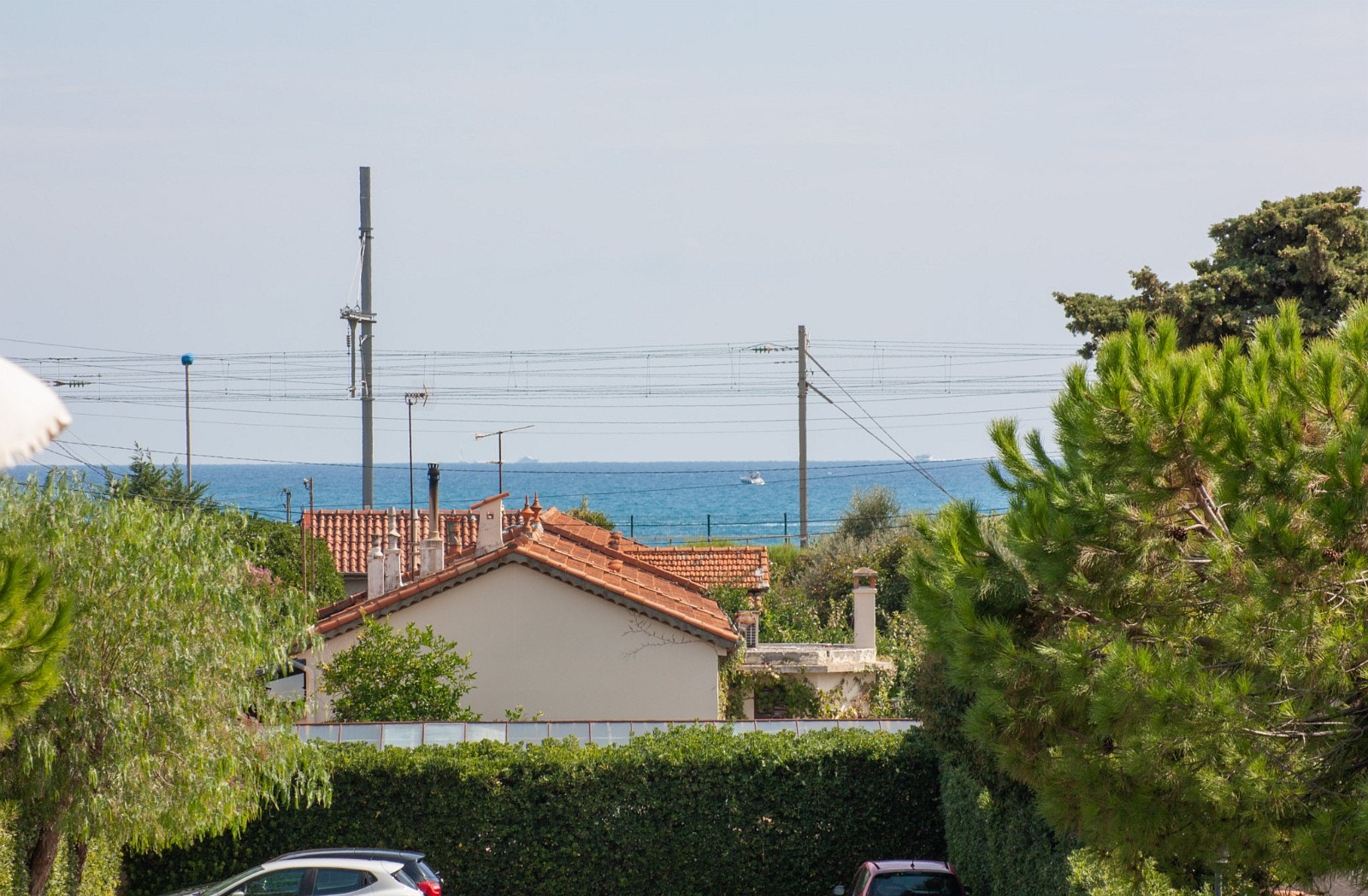 Utsikt fra terrassen - kort vei til strand Galleribilde