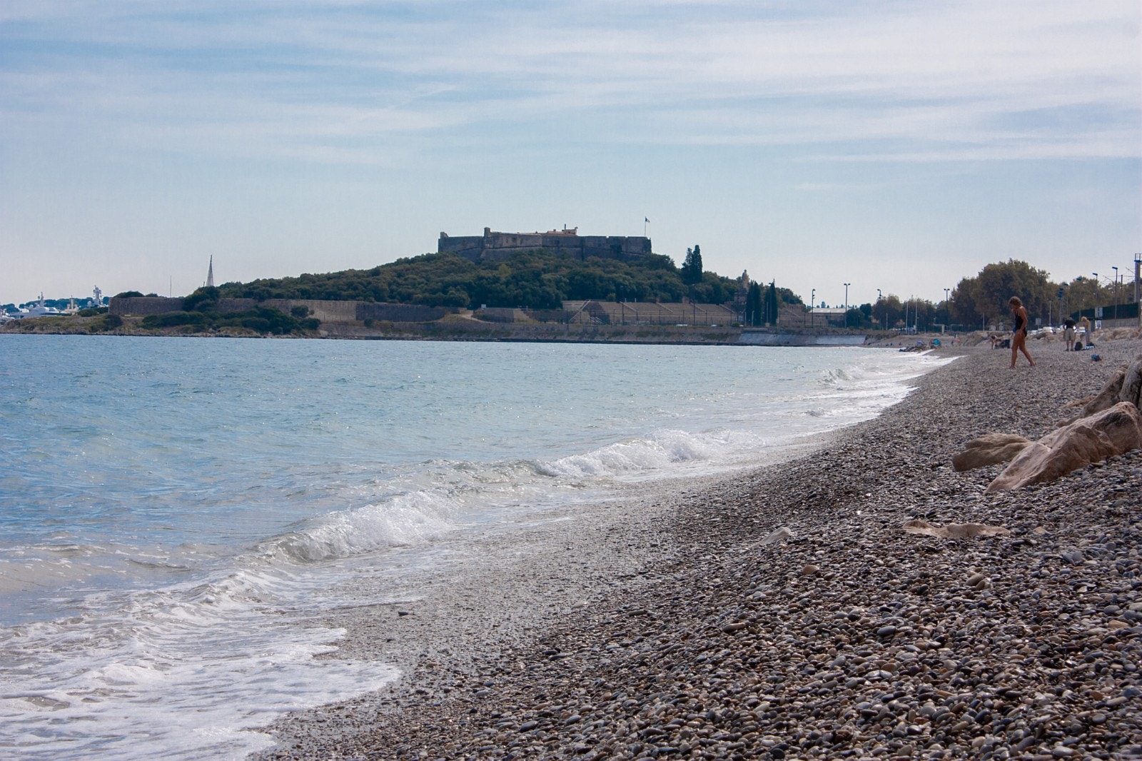 Strand med småstein - utsikt mot Fort Carre Galleribilde