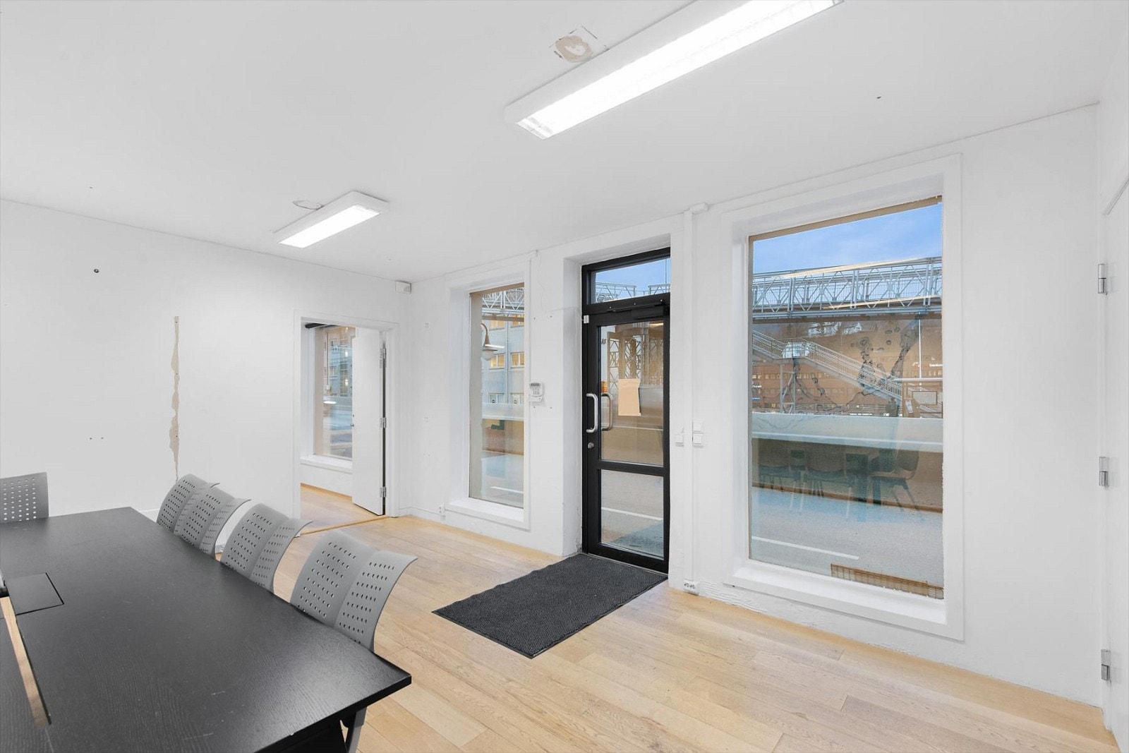 Lokalet har inngangsparti fra fortau ved Fjøsangerveien. Galleribilde