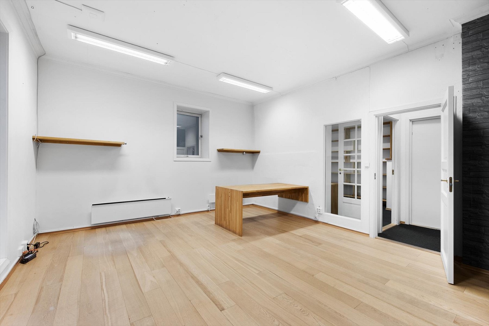 Enstavs parkettgulv og lysmalte overflater. Kontordel i bakkant. Galleribilde