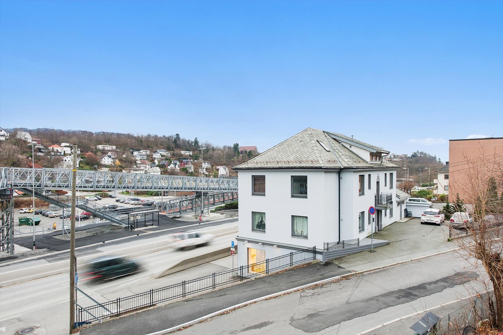 Eiendommen ligger like ved midlertidig gangbro til Mindemyren. Galleribilde