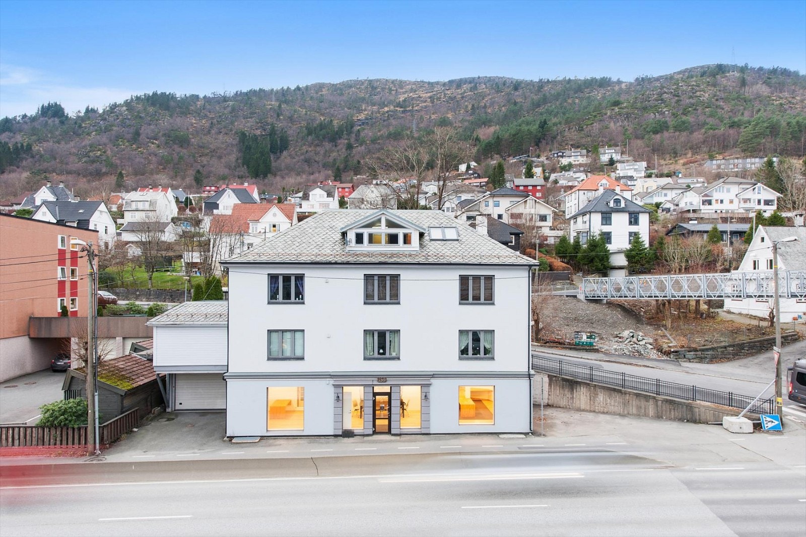 Lokalet ligger i byggets under-/sokkeletasje. Sameiet for øvrig består av 5 boligseksjoner. Galleribilde