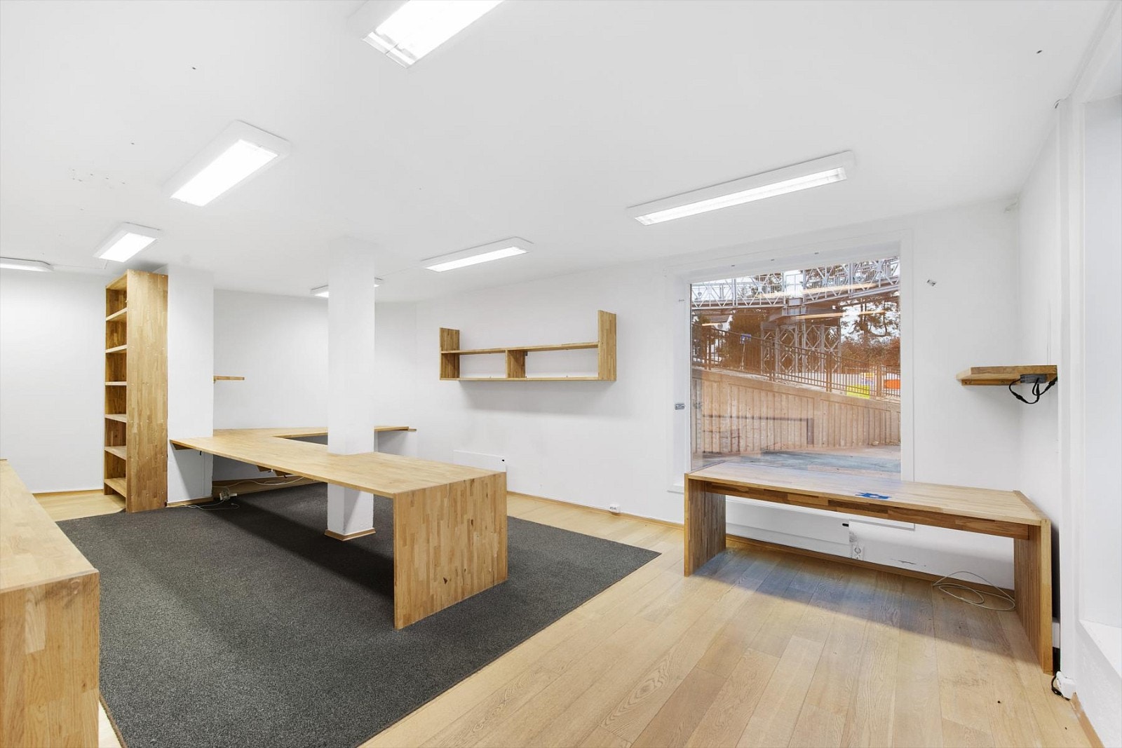 Plassbygde pulter og hyller i eik. Galleribilde