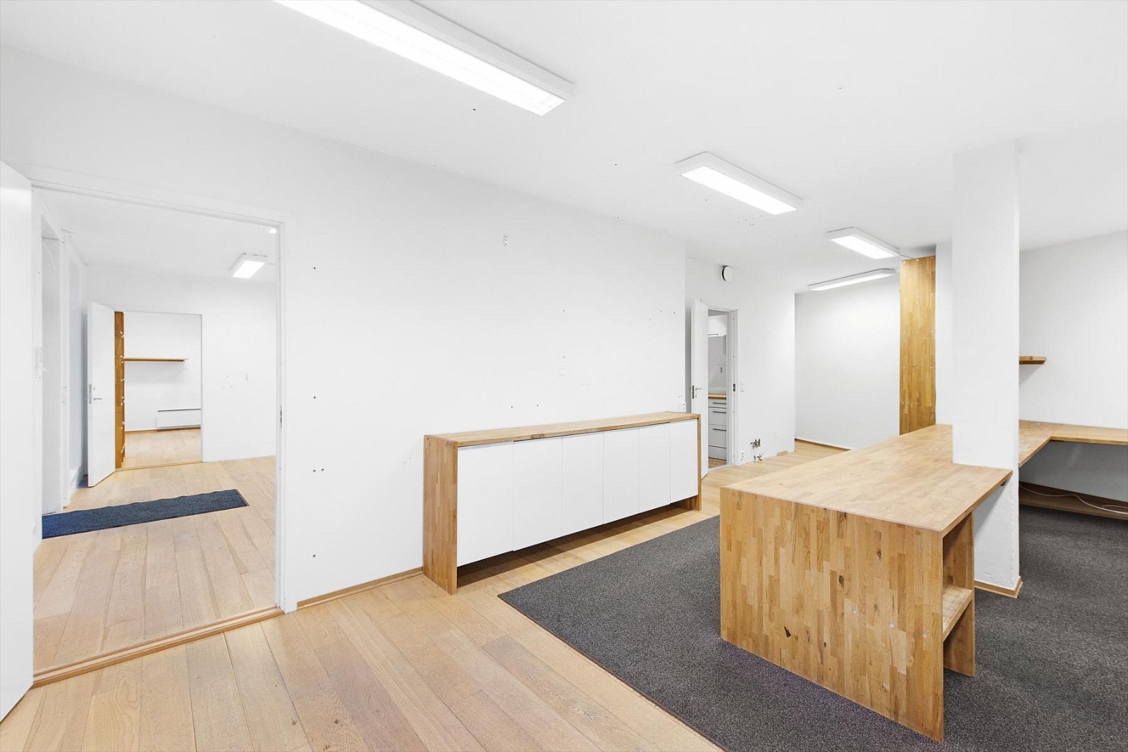 Lyse og tiltalende lokaler. Noe slitasje. Galleribilde