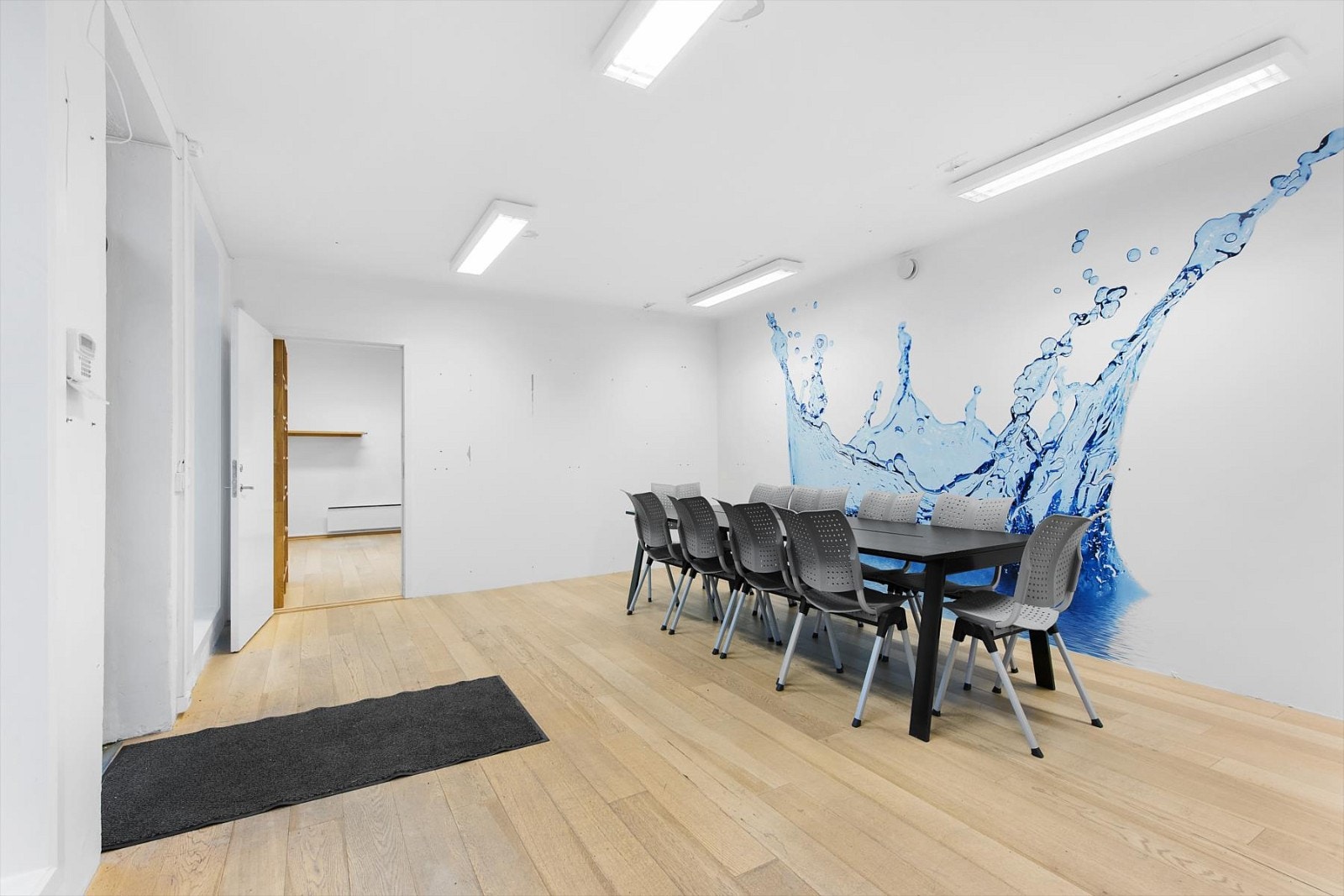 3-delte butikklokaler med store vindusflater i seksjonenes fremre del. Galleribilde