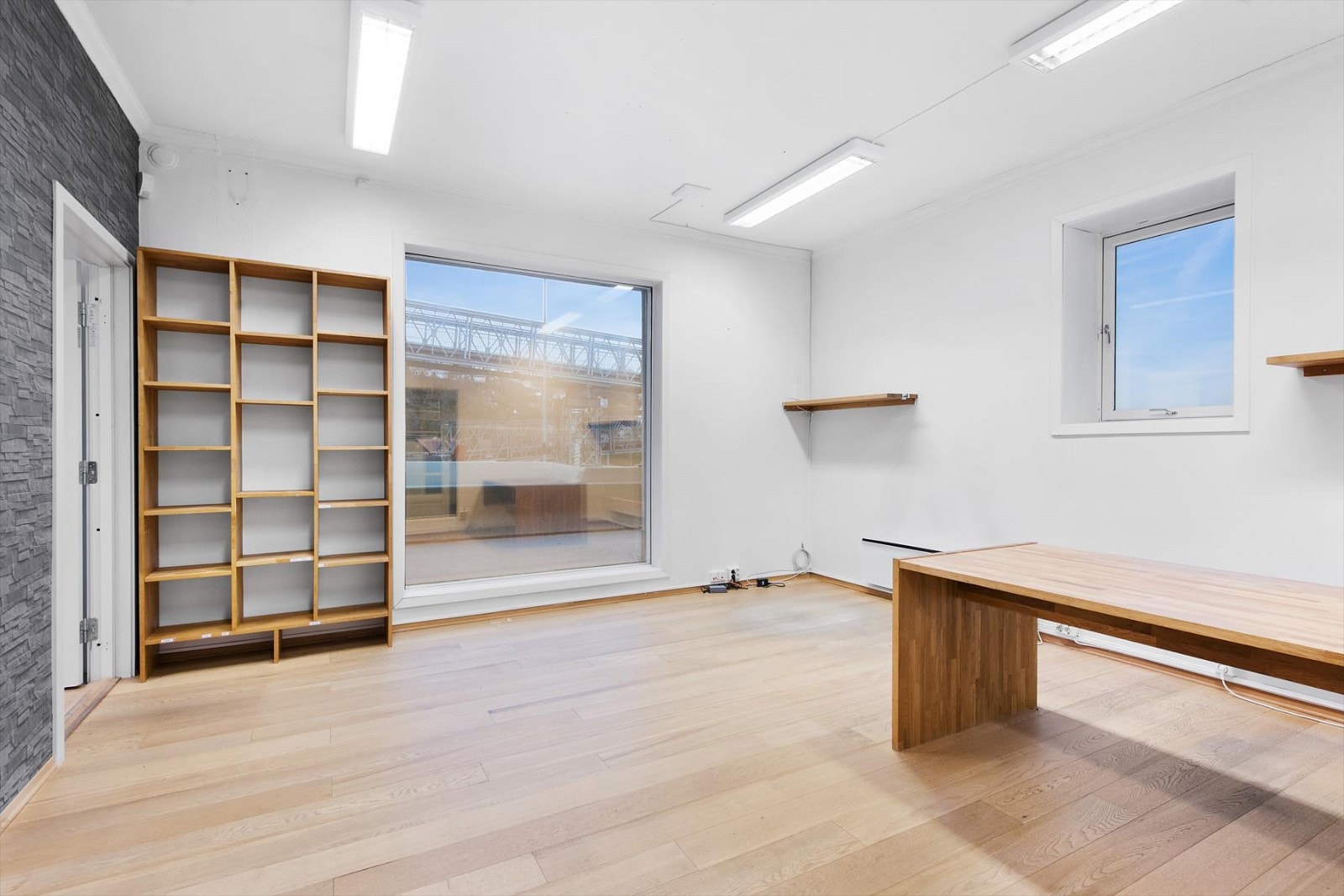 Egnet som butikklokale eller lignende med gode vindusflater. Galleribilde