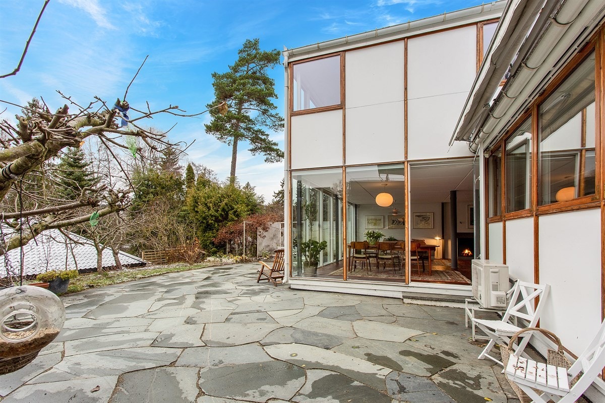 Det er tre eneboliger i kjede - to var bebodd av arkitektene selv. Korsmo og kona Grete Prytz Kittelsen bodde i nr. 12. Galleribilde