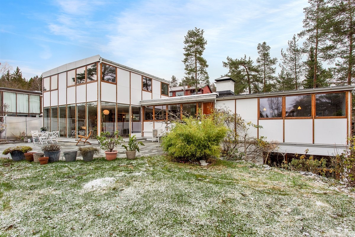 Eiendommen er delvis inngjerdet, med gode lys- og solforhold. Her er det trygg, fin boltreplass for familien. Galleribilde