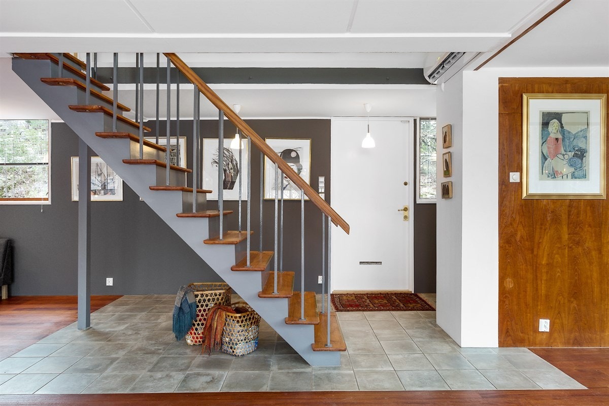 Entreen tar deg rett inn i hjertet av denne flotte boligen - i åpen løsning med stuen. Det er gulvvarme i flisene. Galleribilde