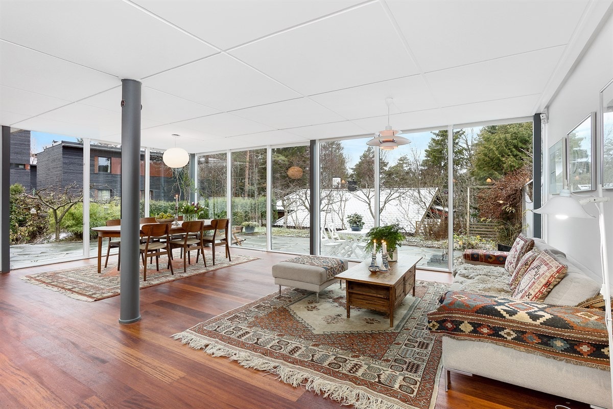 Stuen er romslig og luftig - et nydelig rom med store, heldekkende vindusflater og fin, enstavs Merbau-parkett. Galleribilde