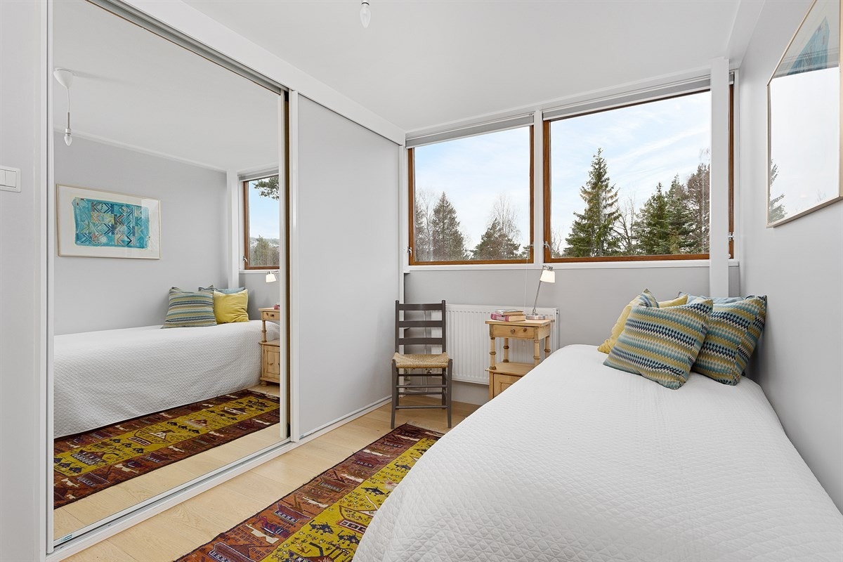 Ett av soverommene har skyvedørsgarderobe, og boligen har ellers plassbygde garderobe/skapløsning i diverse rom. Galleribilde