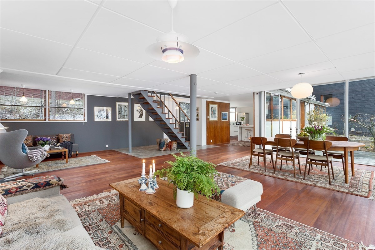 Boligen går over tre etasjer, med hoveddel i første og andre etasje. Underetasjen har praktikantdel med egen inngang. Galleribilde