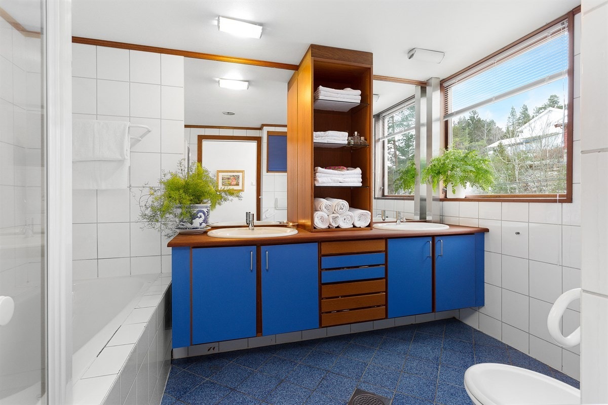 Hoveddelen av boligen har to bad, wc-rom og vaskerom. Galleribilde