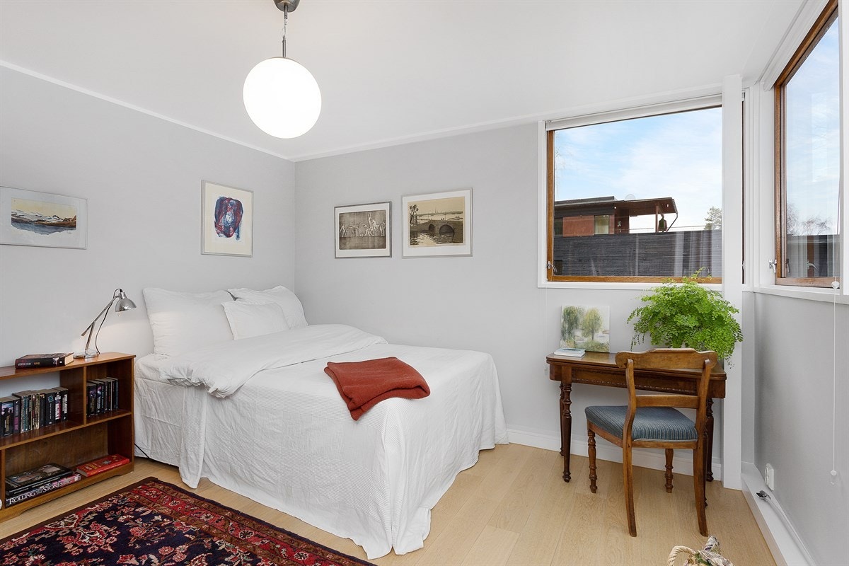 Alle soverommene har enstavs eikeparkett på gulv, samt vegger malt i en lys, behagelig farge. Galleribilde