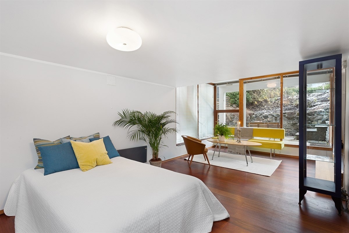 Praktikantdelen har stue og soverom i en praktisk, åpen løsning. Galleribilde