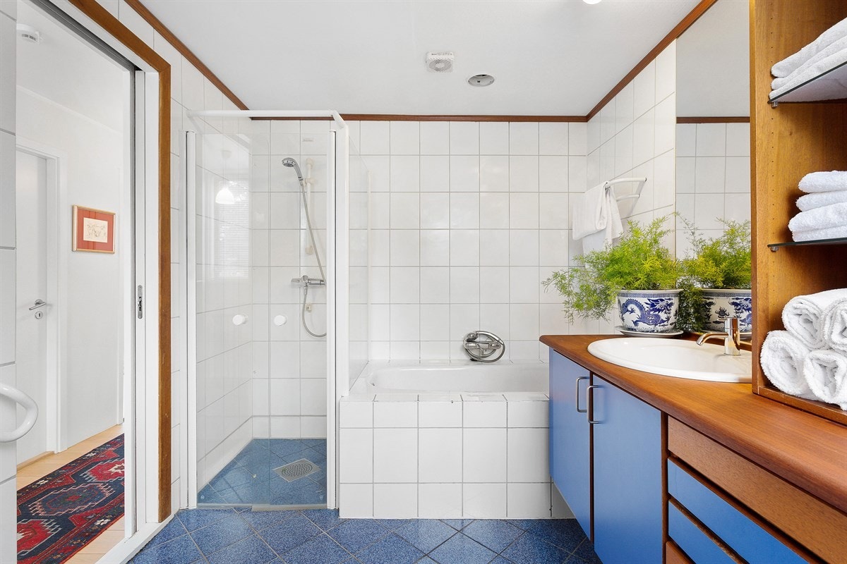Badet i andre etasje har både badekar og dusjnisje. Galleribilde