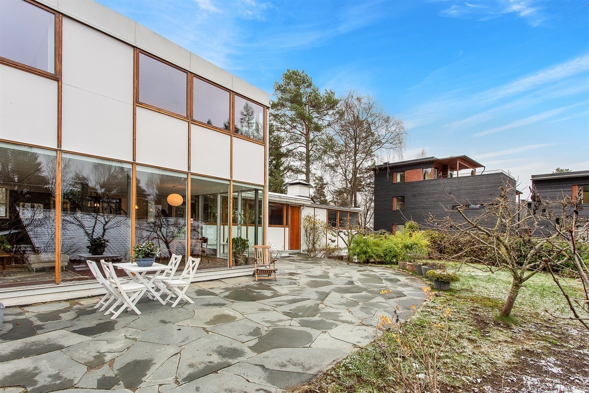 Boligens spennende arkitektur passer godt inn i terrenget, og tomten rundt er pent opparbeidet. Galleribilde