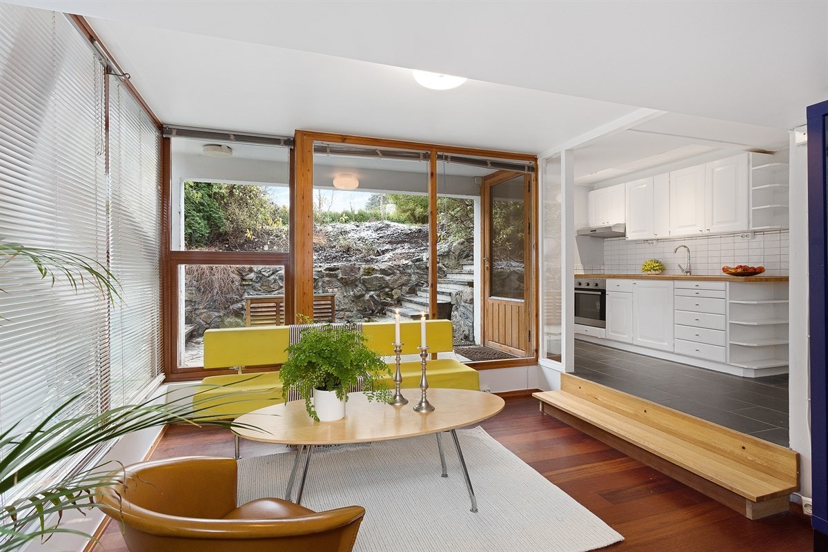 Stuedelen i praktikantdelen har heldekkende vindusflater og en åpen løsning opp mot kjøkkenet (to trinn opp). Galleribilde