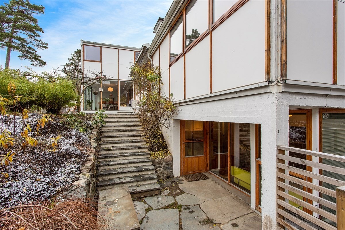 Det er støpt trapp med skiferheller opp til inngangspartiet, og ned til inngangen i underetasjen. Galleribilde