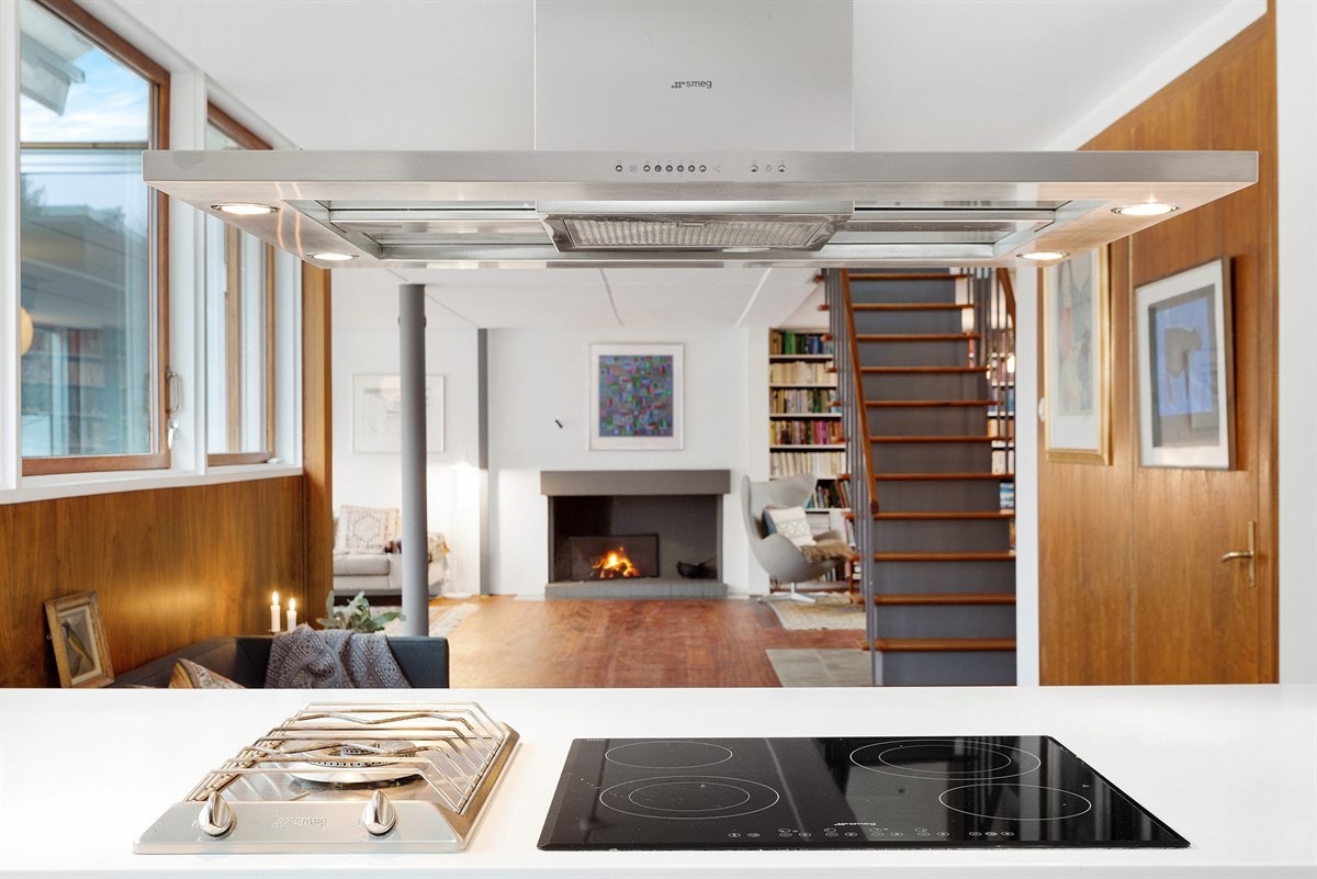 Den åpne løsningen inn mot stuen gir en luftig og sosial romfølelse. Galleribilde