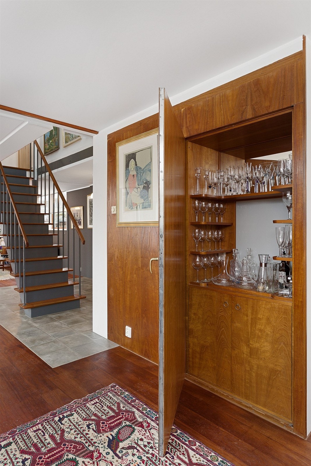 Her er det en innebygd bar i teakfinér - tegnet av Korsmo - en innredningsdetalj han selv beskrev som romkunst. Galleribilde