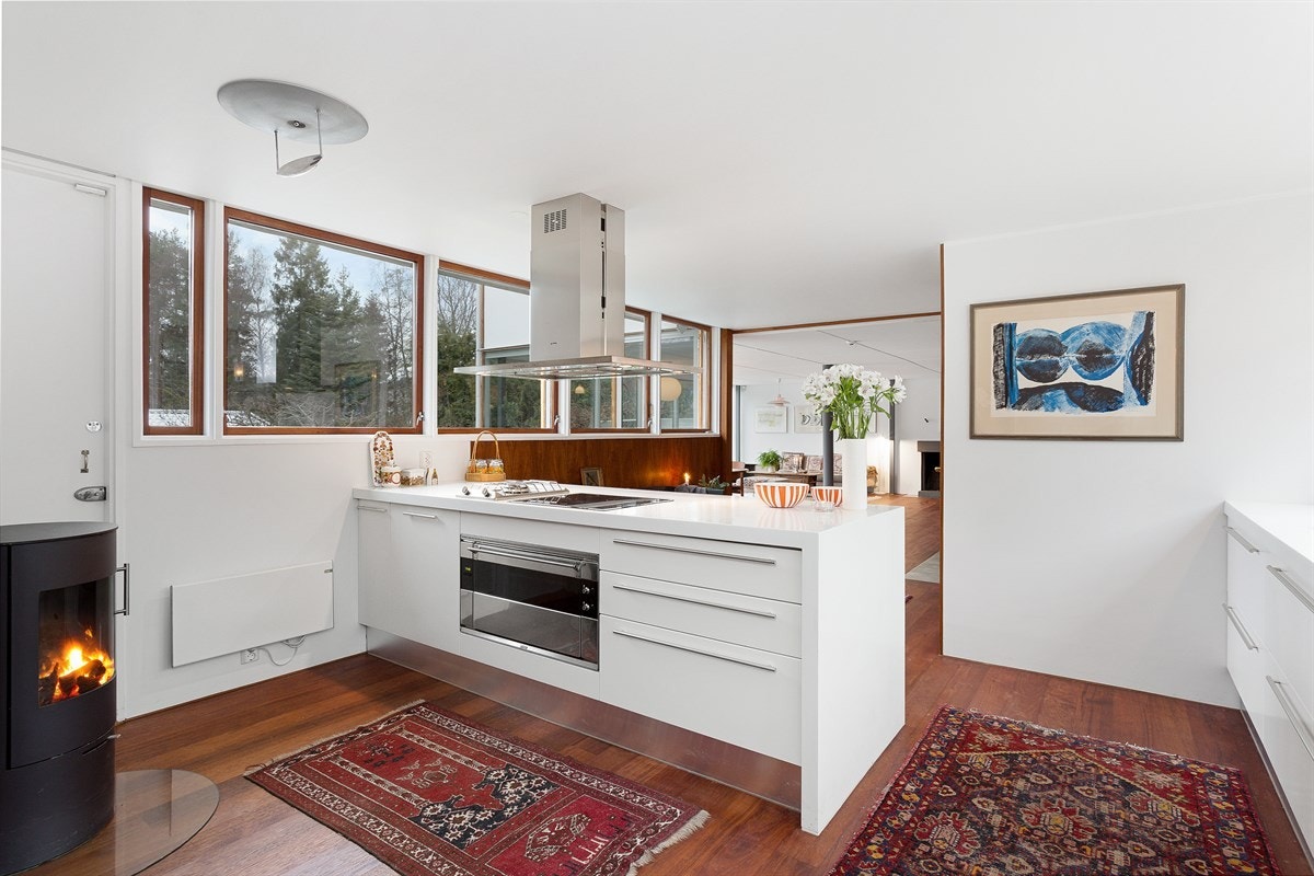 Hvitevarene består av ekstra bred stekeovn og platetopp fra SMEG, i tillegg til oppvaskmaskin fra Miele. Galleribilde