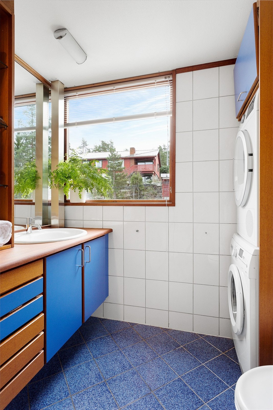 Badet i andre etasje har en praktisk nisje med opplegg for vaskemaskin og tørketrommel. Galleribilde