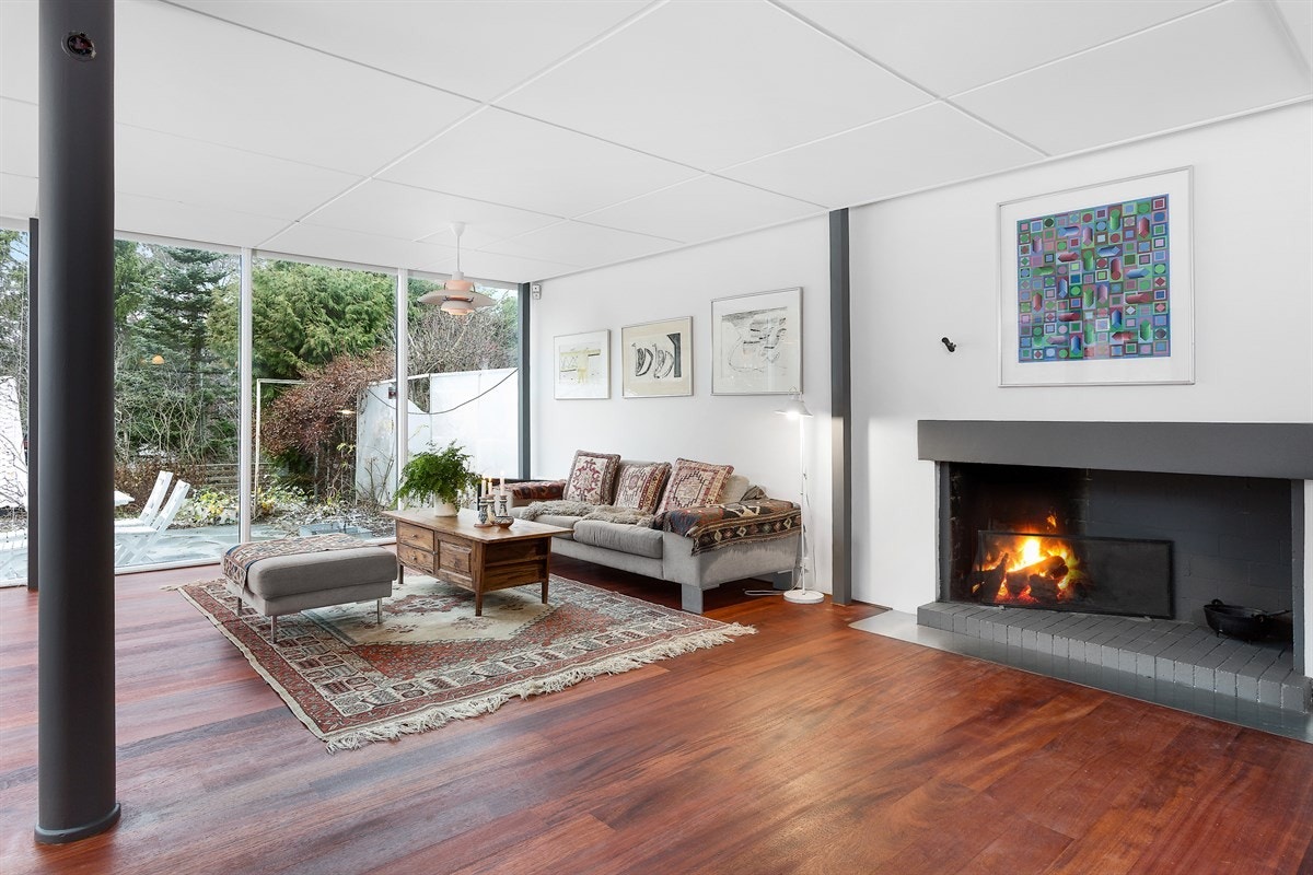 I tillegg til peis har rommet en nyere varmepumpe som sørger for jevn temperatur hele året. Galleribilde