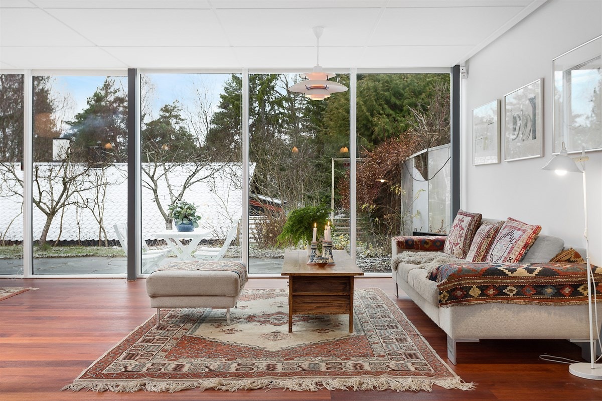 De flotte vinduene gir et unikt lys til rommet, og en murt, åpen peis byr på ekstra stemning på mørke vinterkvelder. Galleribilde