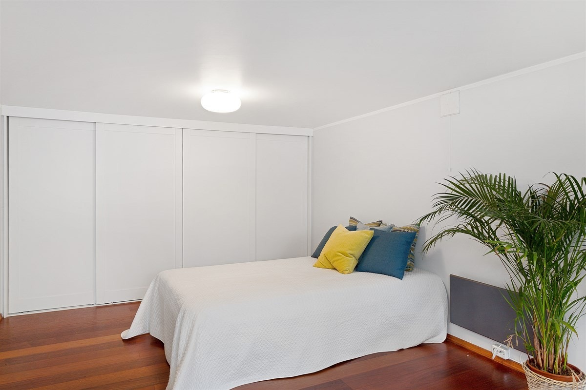 Praktikantdelen har en stor skyvedørsgarderobe i soveromsdelen. Galleribilde